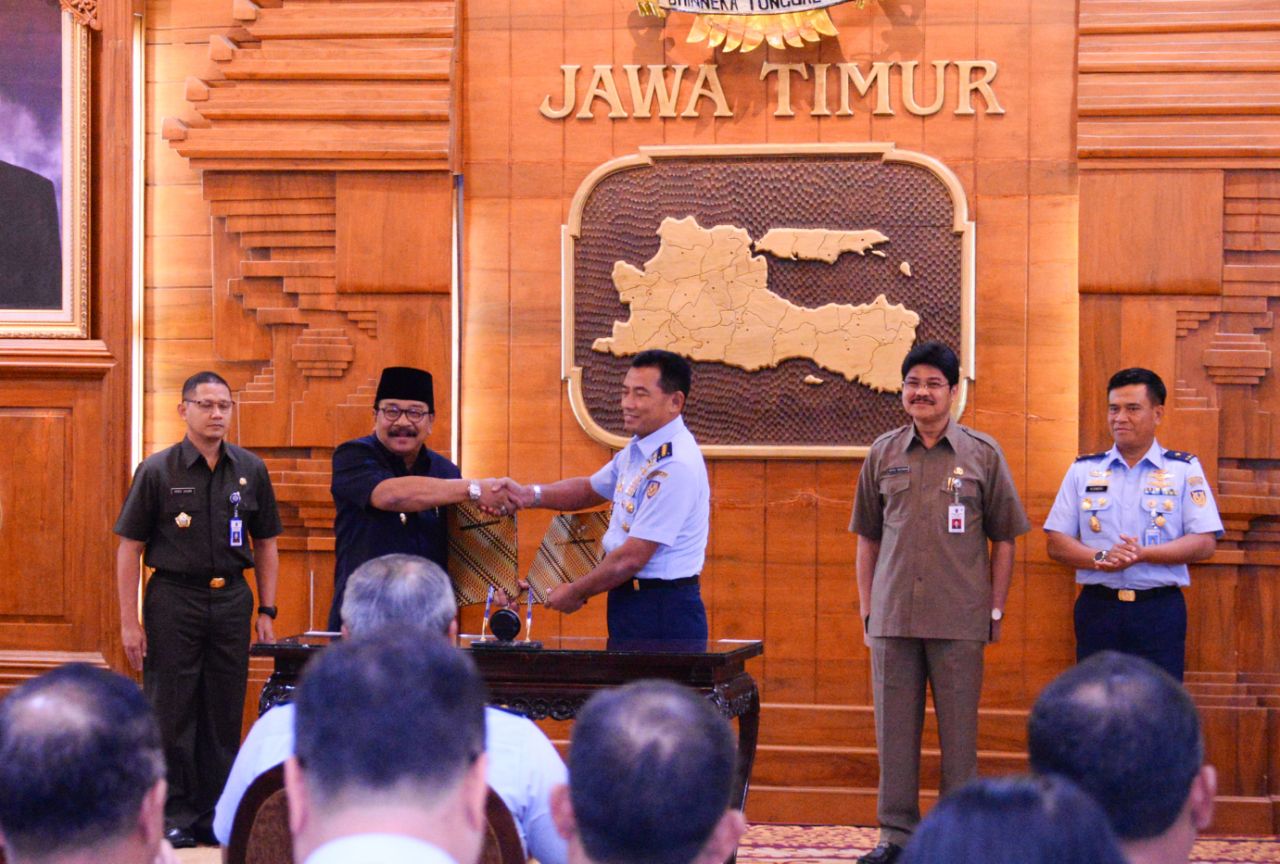 Gubernur Jatim pada saat memberikan sambutan pada acara penandatanganan Kesepakatan Bersama Pemprov Jatim dengan TNI AU tentang Kerjasama Peningkatan Kualitas Sumber Daya Manusia Bidang Pendidikan Menengah di Jatim di Gedung Negara Grahadi, Surabaya, Senin, 12 Februari 2018.