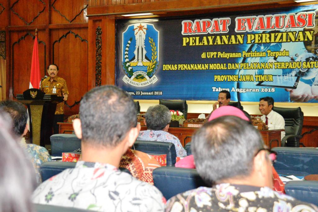 Sekda Prov Jatim, Akhmad Sukardi, saat membuka rapat evaluasi pelayanan perizinan di UPT P2T Dinas Penanaman Modal dan PTSP Provinsi Jatim Tahun Anggaran 2018, di ruang Bhinaloka Adhikara Kantor Gubernur Jatim, Jl Pahlawan  no 110 Surabaya, Selasa, 23 Januari 2018, siang.  