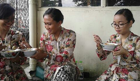 Ngebakso huenak pol tanpa bayar ya, ihik kalau boleh ijol-ijolan yuk. Foto : Effy Wijono Putro