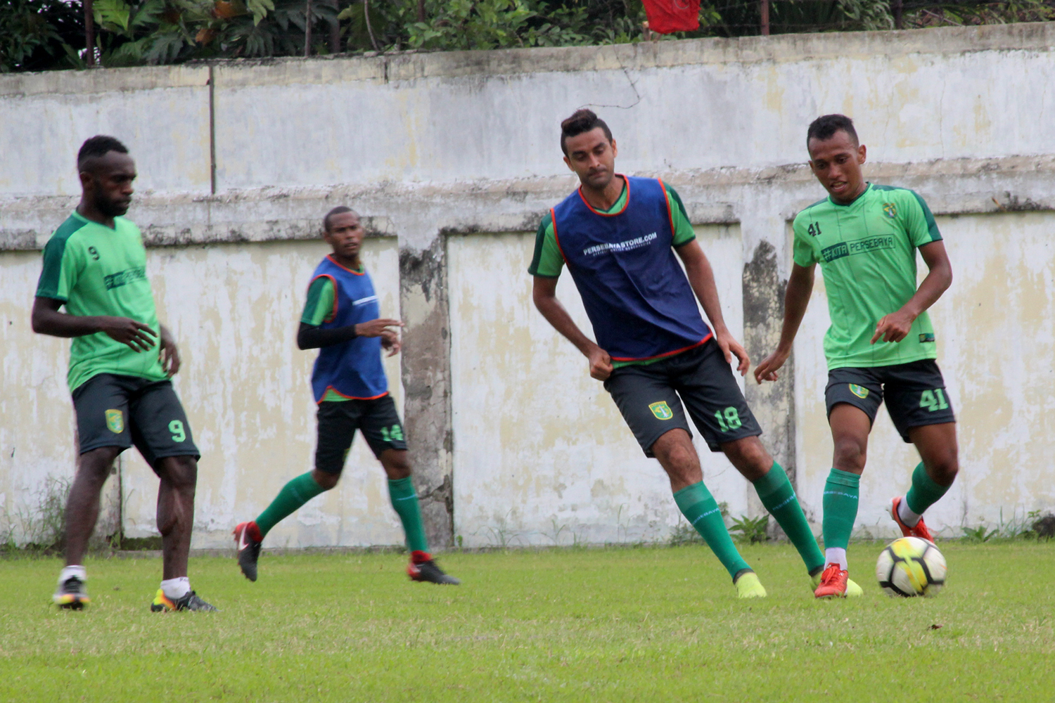 Persebaya saat menggekar latihan di lapangan Karanggayam. (foto: hrs/ngopibareng)