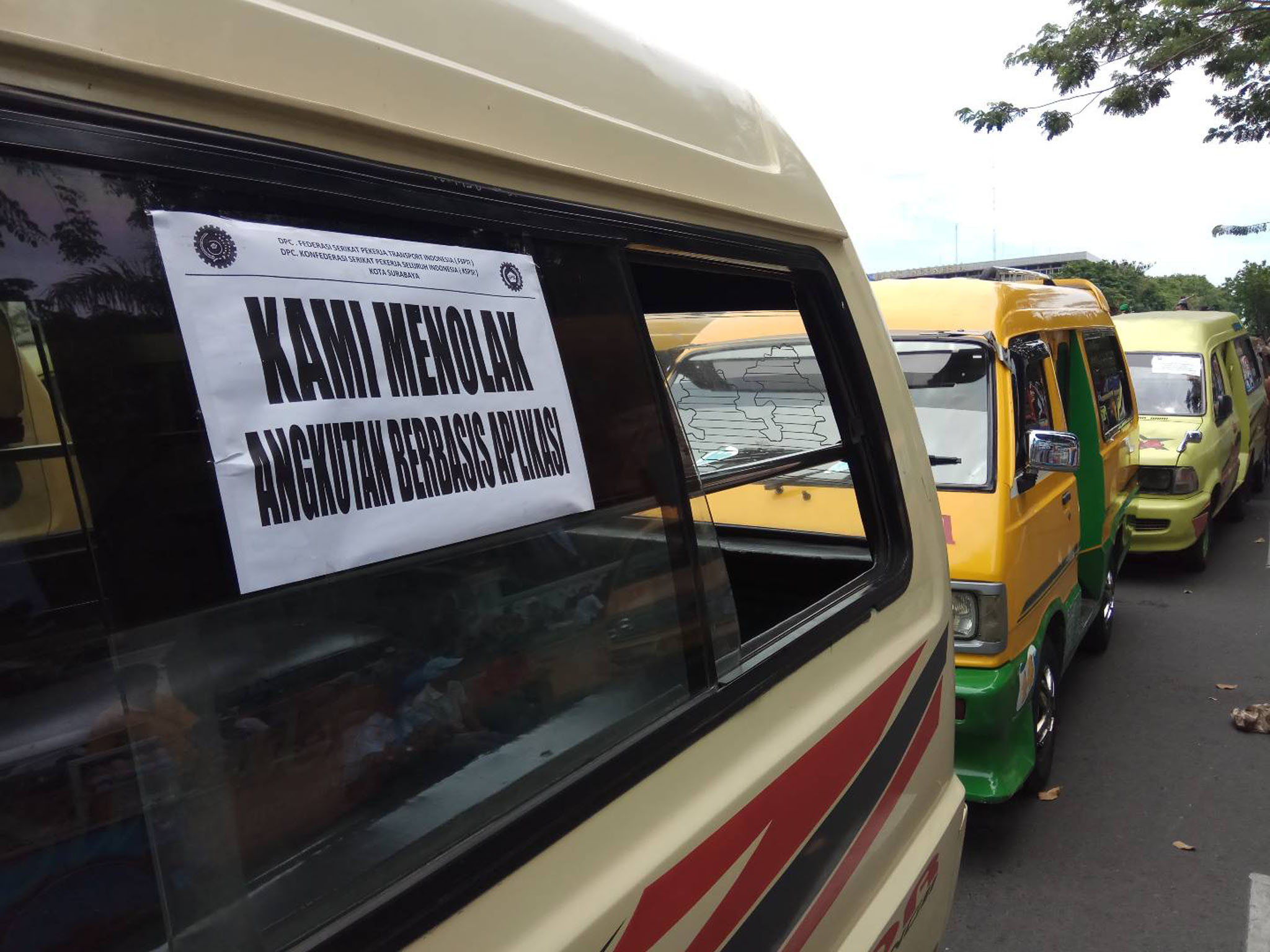 ilustrasi aksi angkutan konvensional menolak keberadaan angkutan berbasis aplikasi. (Foto: Dokumentasi)