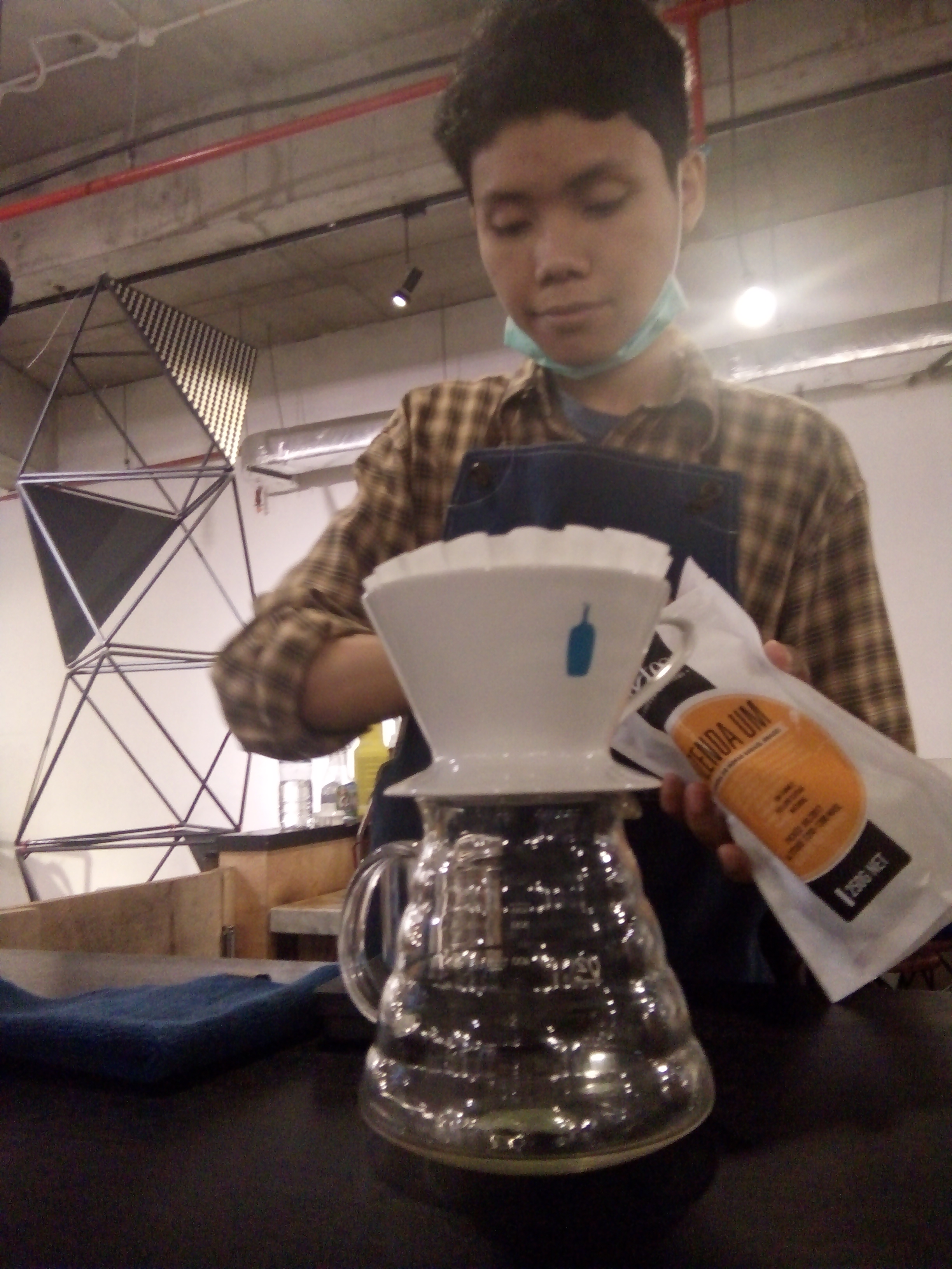 Rahmat, barista Nordic Coffee sedang menyiapkan manual brewing untuk pelanggan. foto:widikamidi