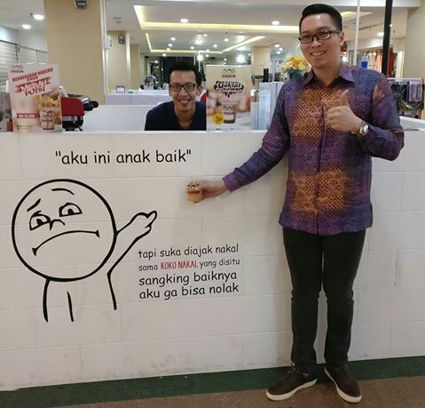 Christian Hartono di depan gerainya yang lain yang diberi judul Kopi Koko Nakal.