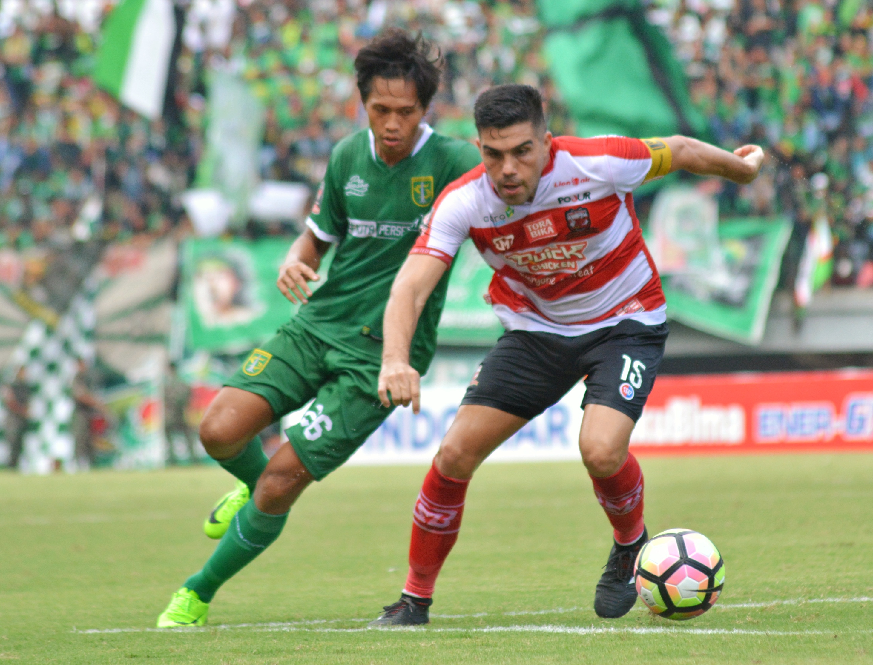 Persebaya saat menghadapi Madura United dalam turnamen Piala Presiden 2018, di Gelora Bung Tomo, Surabaya. (foto: ngopibareng)