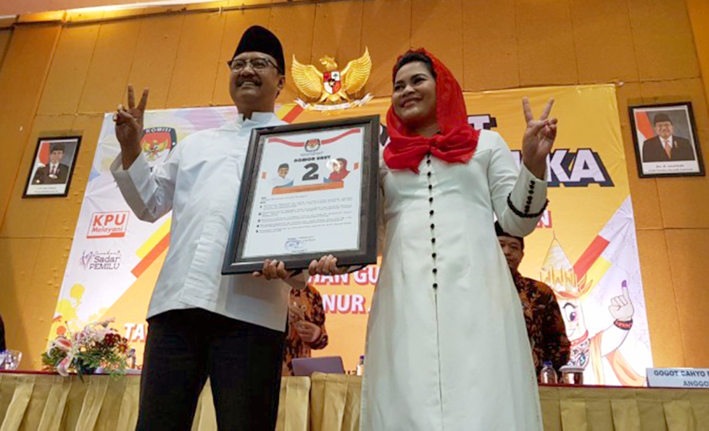 Cagub/Cawagub Saifullah Yusuf (Gus Ipul)-Puti Guntur Soekarno saat mengambil nomor urut.(foto : ngopibareng.id)