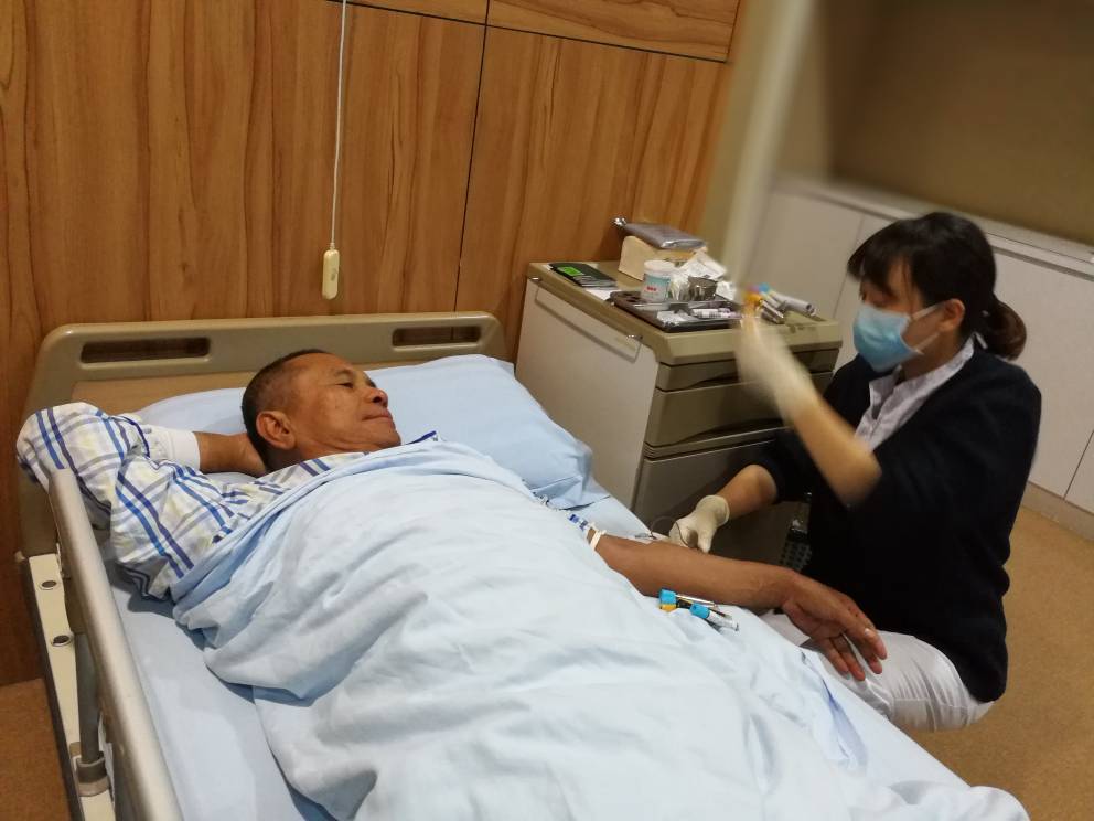 Dahlan Iskan saat dirawat di ICU RS Katolik Mount Alvernia, Singapura. (foto istimewa)