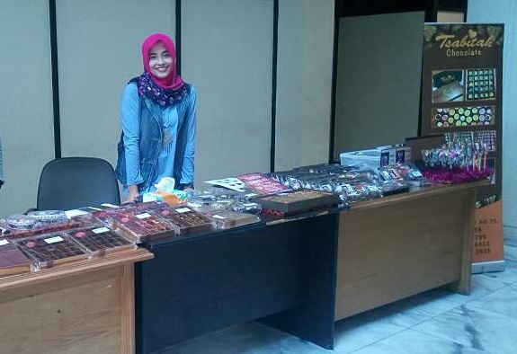 Diah Ayu, saat menjajakan bisnis cokelatnya di pameran UKM. (Foto: Ist)