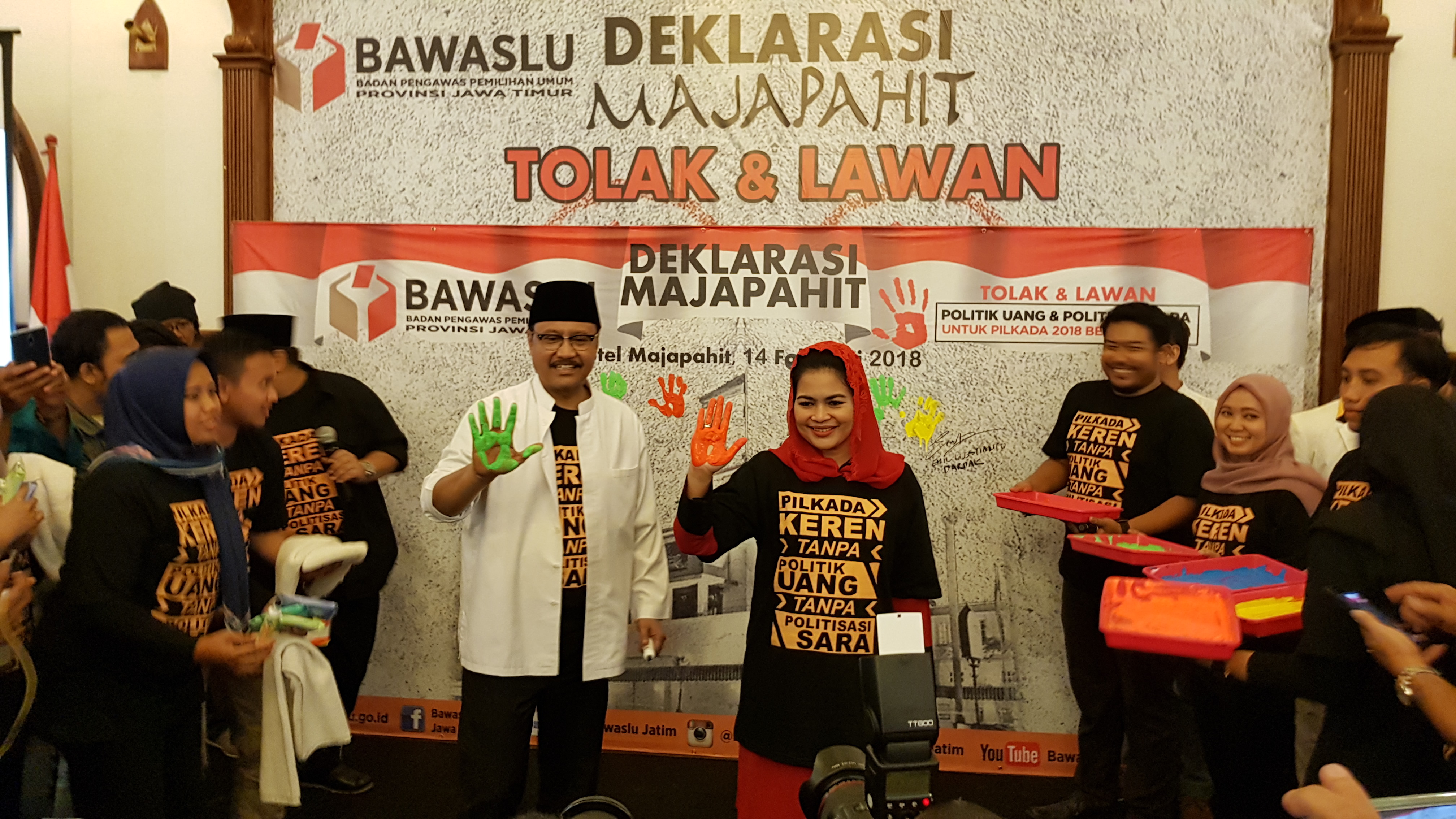 Gus Ipul dan Puti saat memberikan cap lima jari pada papan Deklarasi Majapahit, Rabu, 14 Februari 2018. (Foto: farid/ngopibareng.id)
