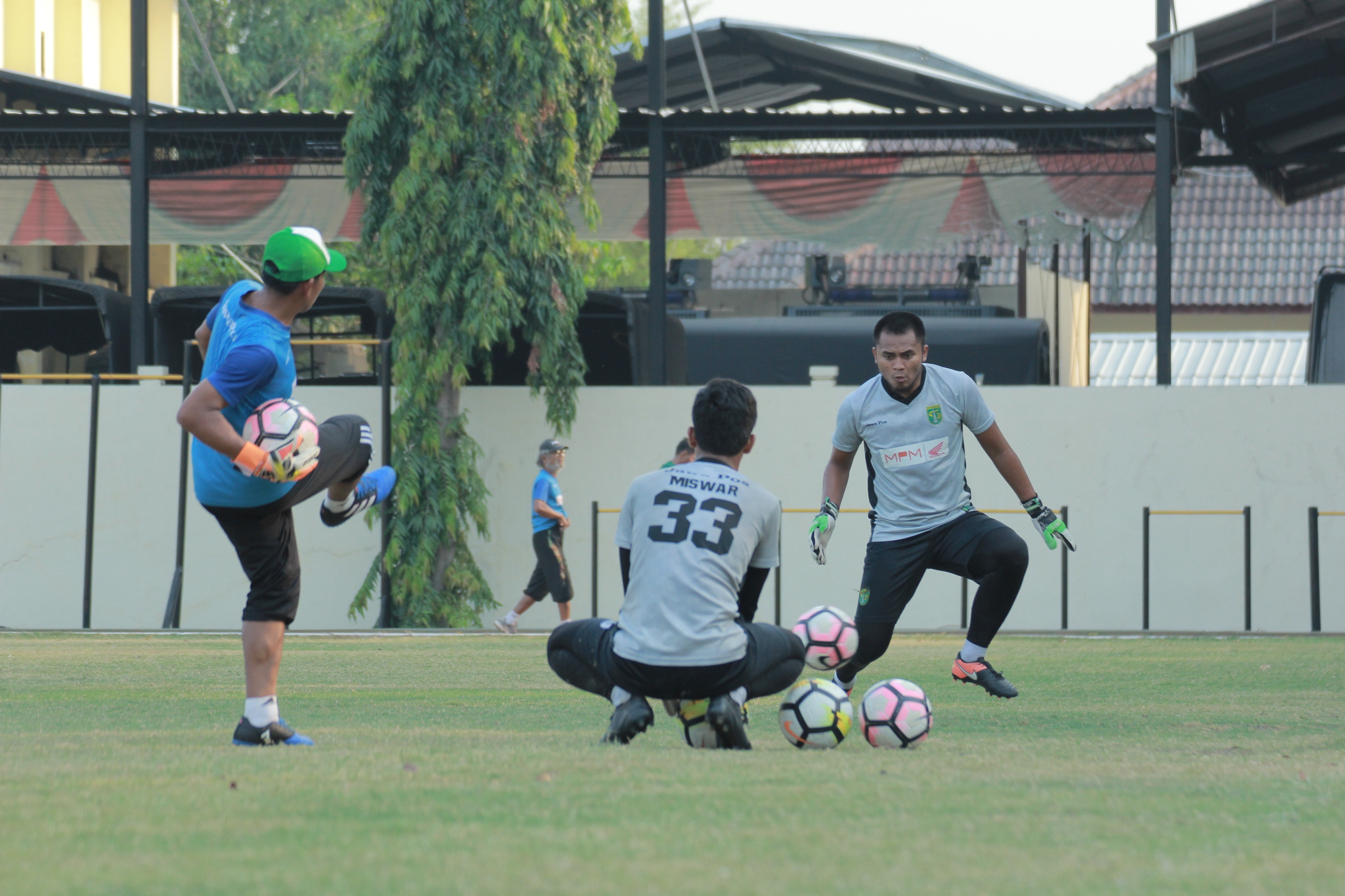 Penjaga gawang Persebaya, Miswar Saputra dan Dimas Galih saat berlatih insting untuk mengamankan bola. (foto: dokumentasi)