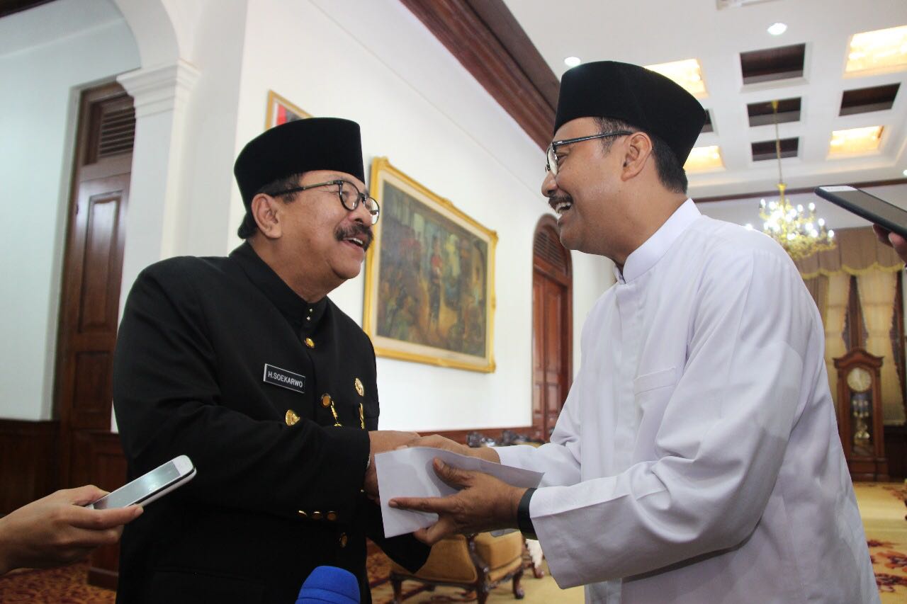 Saat Gus Ipul berpamitan dengan Pakde Karwo, Rabu, 14 Februari 2018. (Foto: ngopibareng.id)