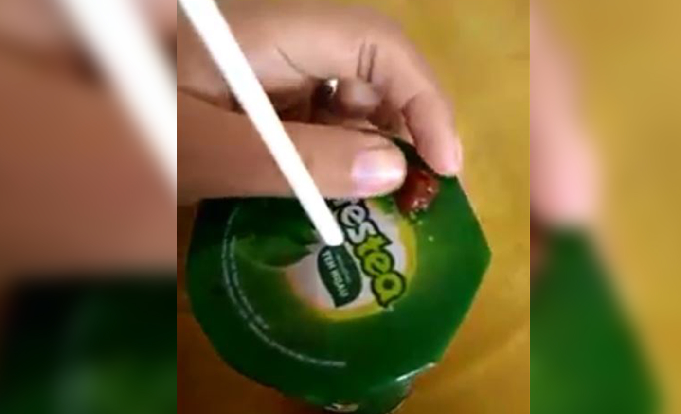 Tangkapan layar video viral benda asing dalam minuman Frestea kemasan gelas plastik. (Foto: WhatsApp) 