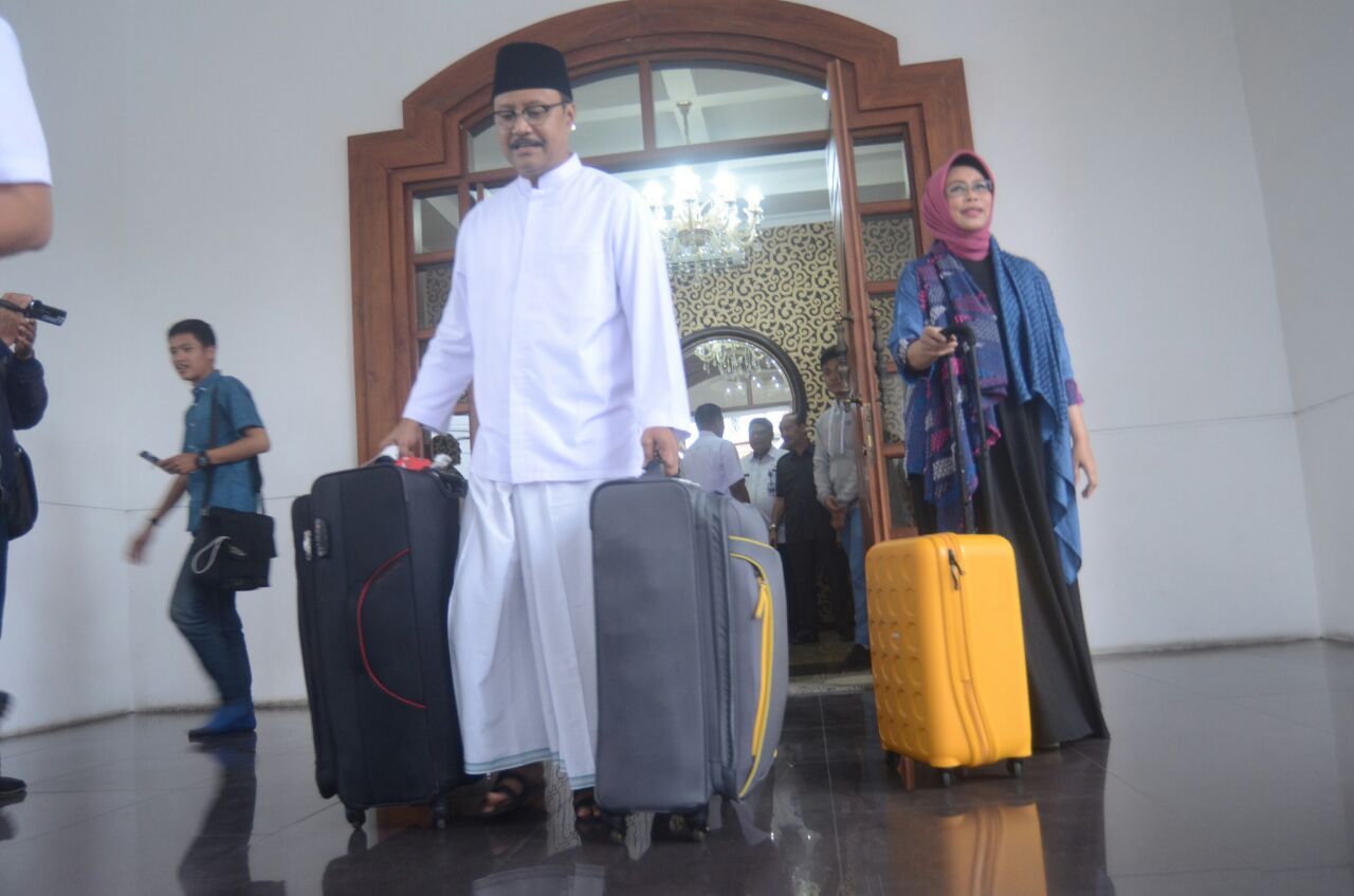 Gus Ipul bersama keluarga meninggalkan rumah dinas. (Foto : istimewa)