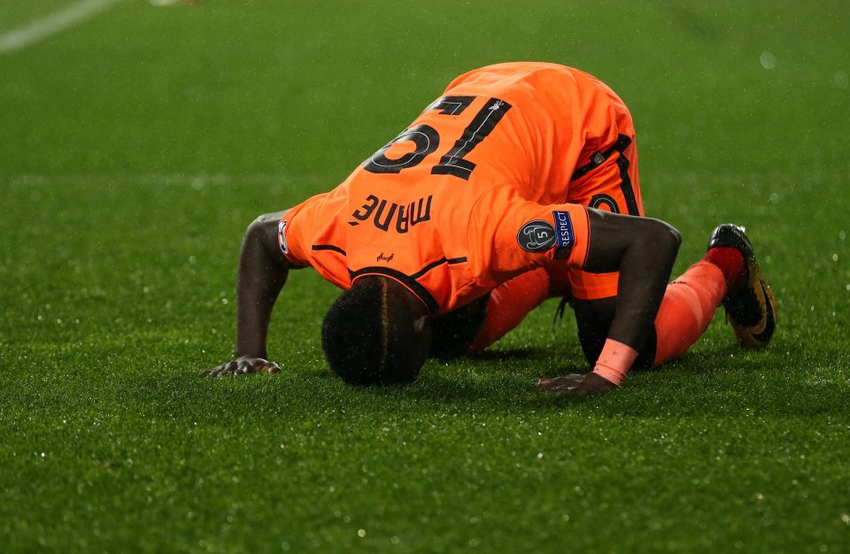 Pemain Liverpool, Sadio Mane melakukan sujud syukur usai mencetak hattrick ke gawang Porto di Liga Champions, dini hari tadi. foto: reuters  