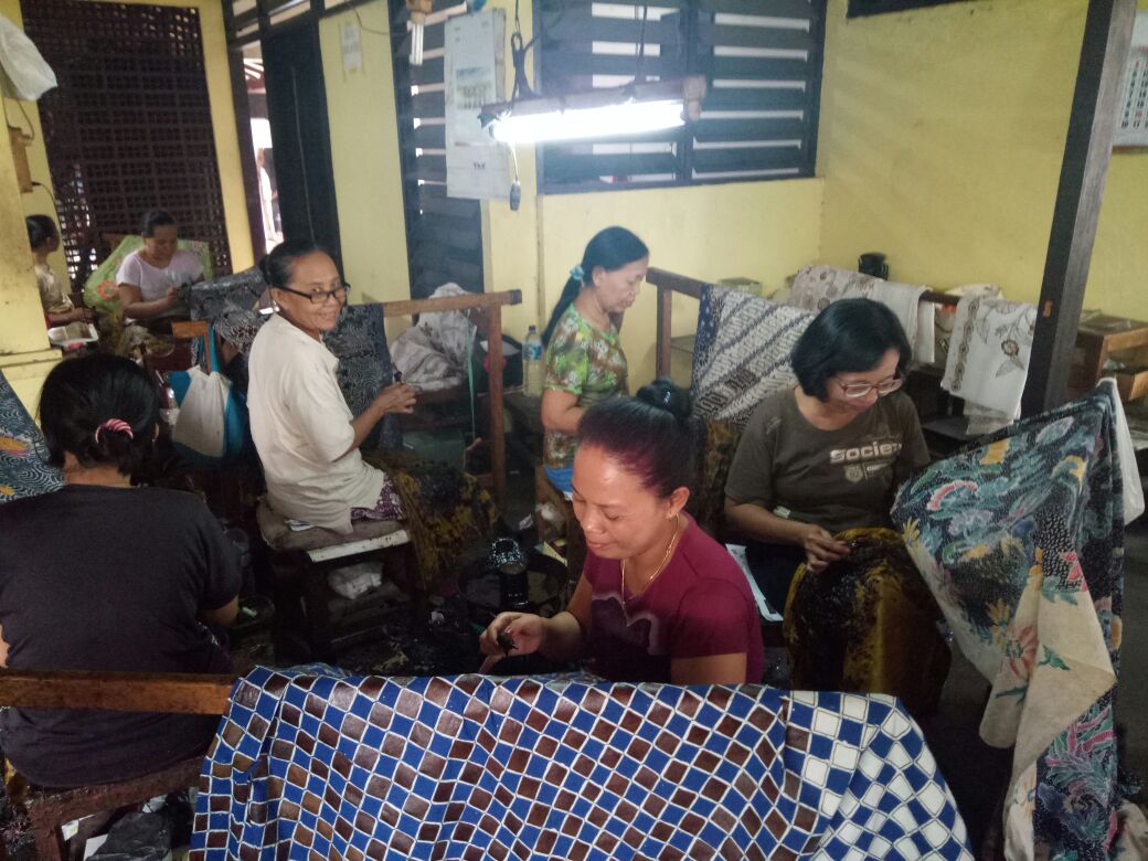 Para Karyawan Batik Dewi Saraswati. (ngopibareng.id)