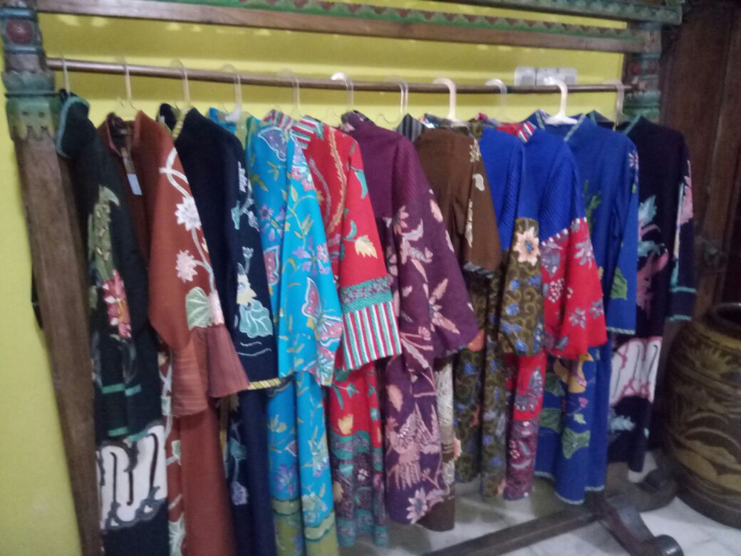 Koleksi baju batik Dewi Saraswat. (ngopibareng.id)