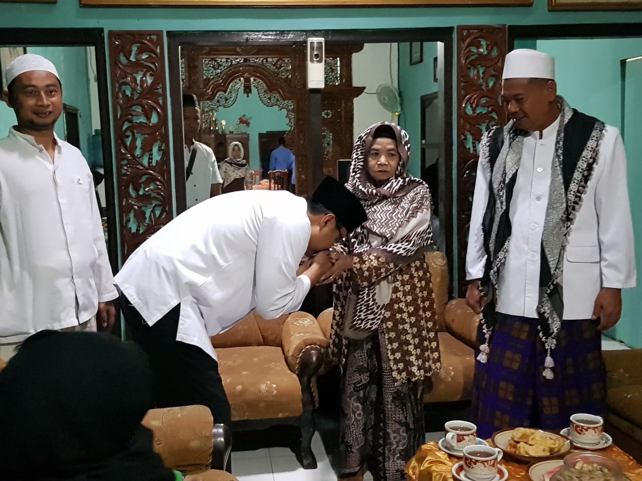 Cagub Nomor Urut dua, Saifullah Yusuf (Gus Ipul) ketika sowan ke rumah Ibu Nyai Siti Marhamah. ( Foto : istimewa)