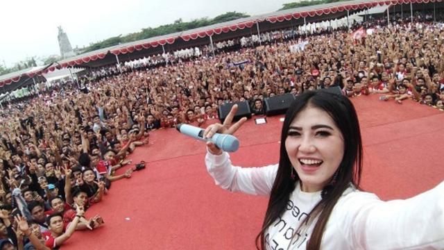 Via Vallen bakal menghibur dalam laga final Piala Presiden di Stadion Utama Gelora Bung Karno, Sabtu (17/2). foto:ist