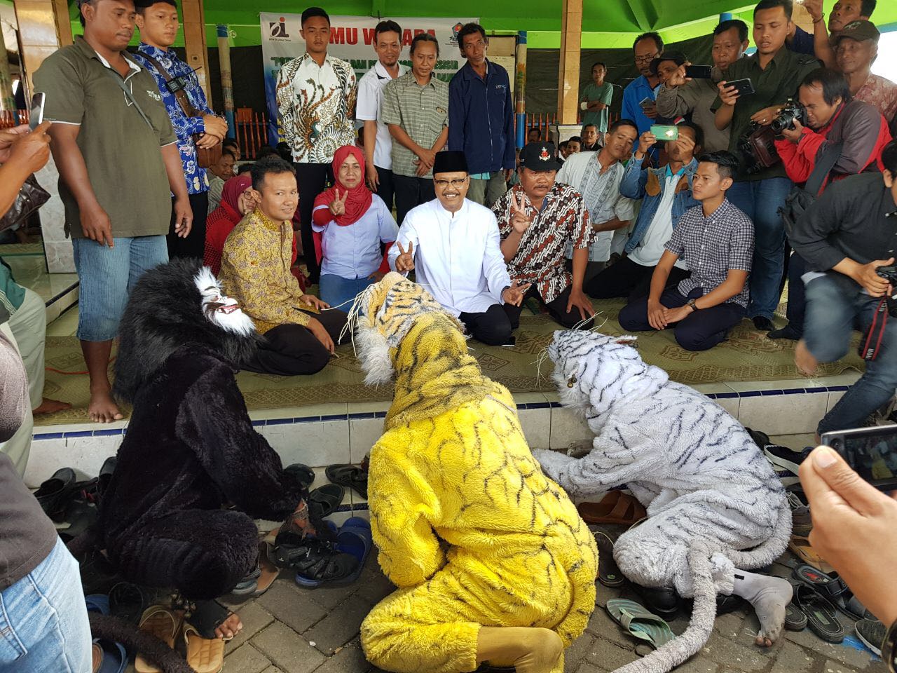 Gus Ipul saat hadir di forum pertemuan nelayan se-Gresik, Jumat 16 Februari 2018. (Foto: ngopibareng.id)
