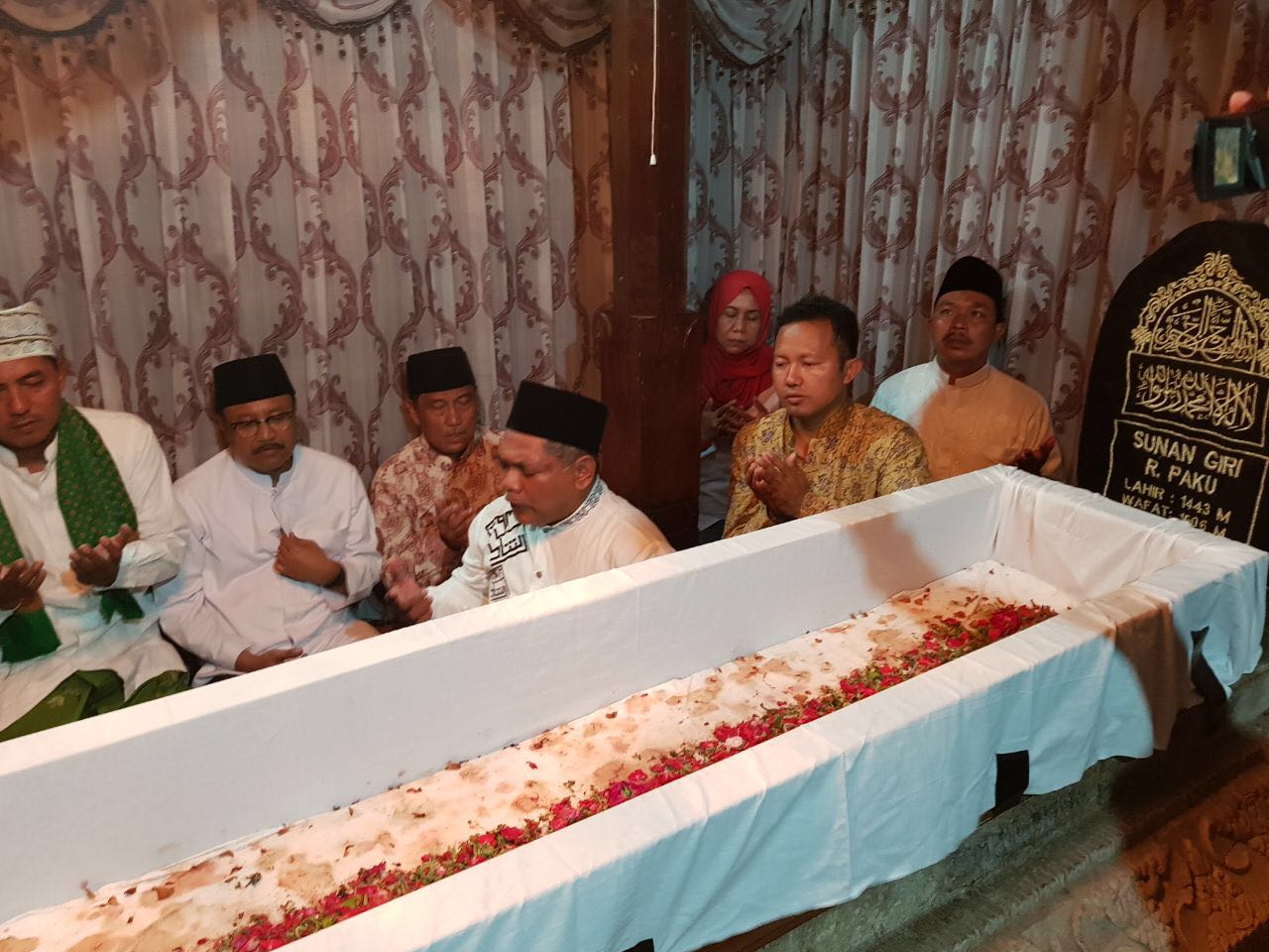 Menggelar serangkaian acara di Gresik, Calon Gubernur Jawa Timur Nomor urut dua Saifullah Yusuf (Gus Ipul) mengikuti sholat Jumat di Masjid Sunan Giri, 16 Februari 2018.