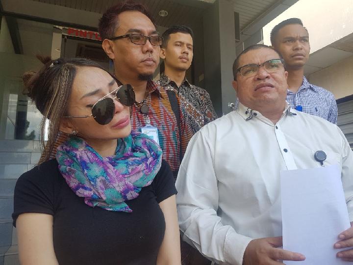 Gusti Rosaline dan tim kuasa hukumnya. (Foto: Tempo)