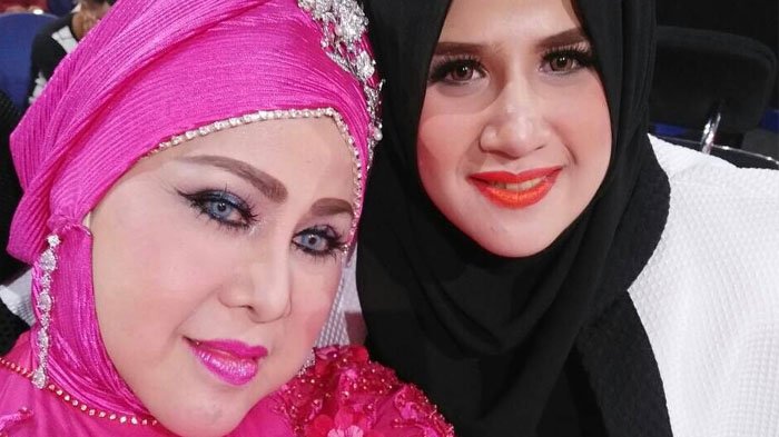 Elvy Sukaesih bersama anak bungsunya Dhawiyah Zaida.