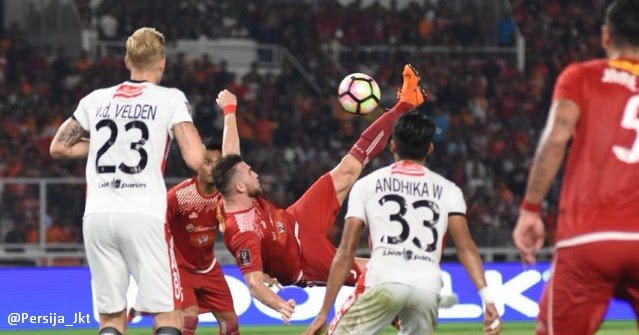 Aksi akrobatik penyerang Persija Marko Simic di Final Piala Presiden 2018, malam tadi.foto:persija/dok