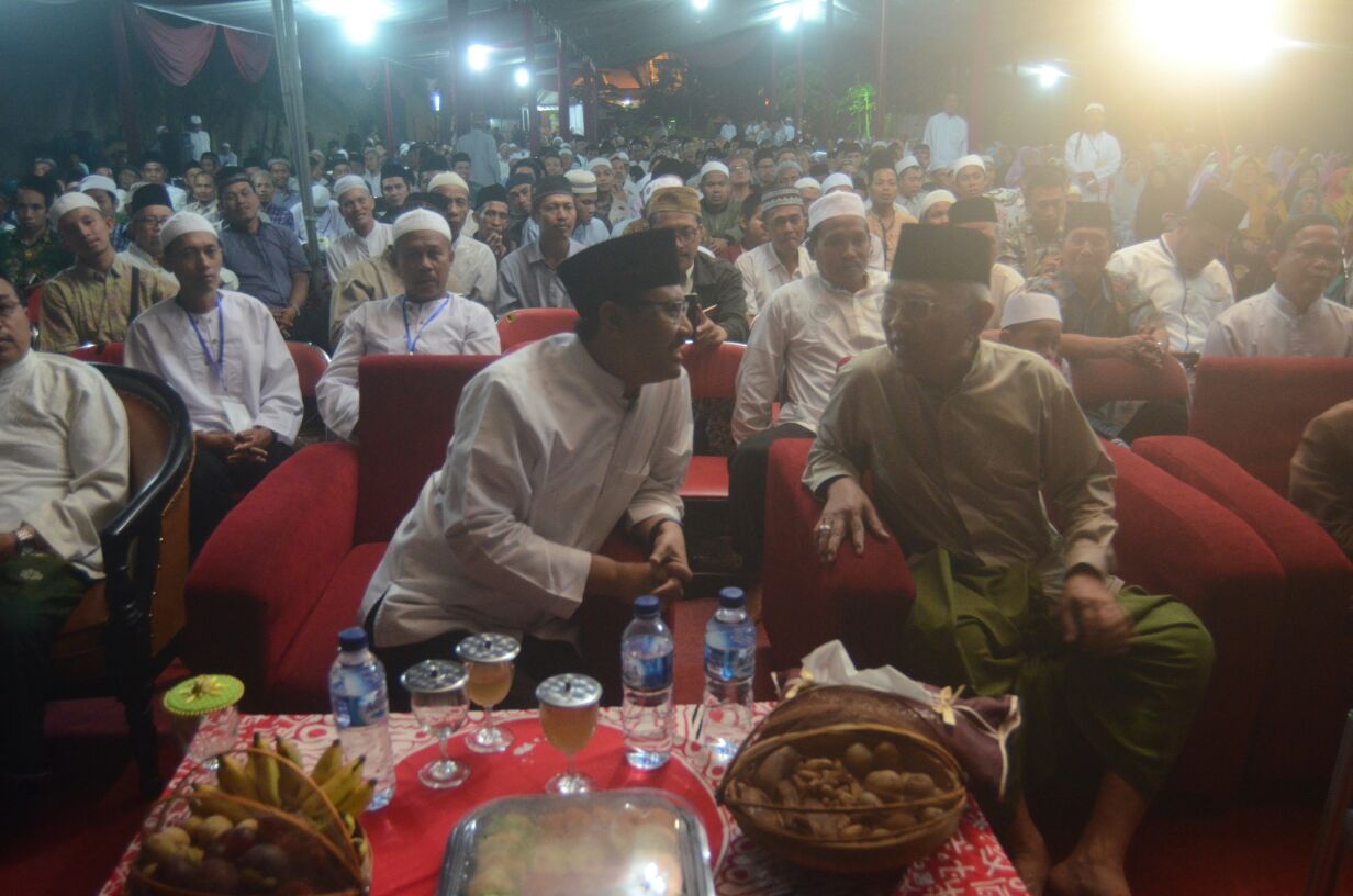 Gus Mus dan Gus Ipul ketika berbincang di sela-sela mengisi pengajian di Bungurasih. (Foto : Istimewa)