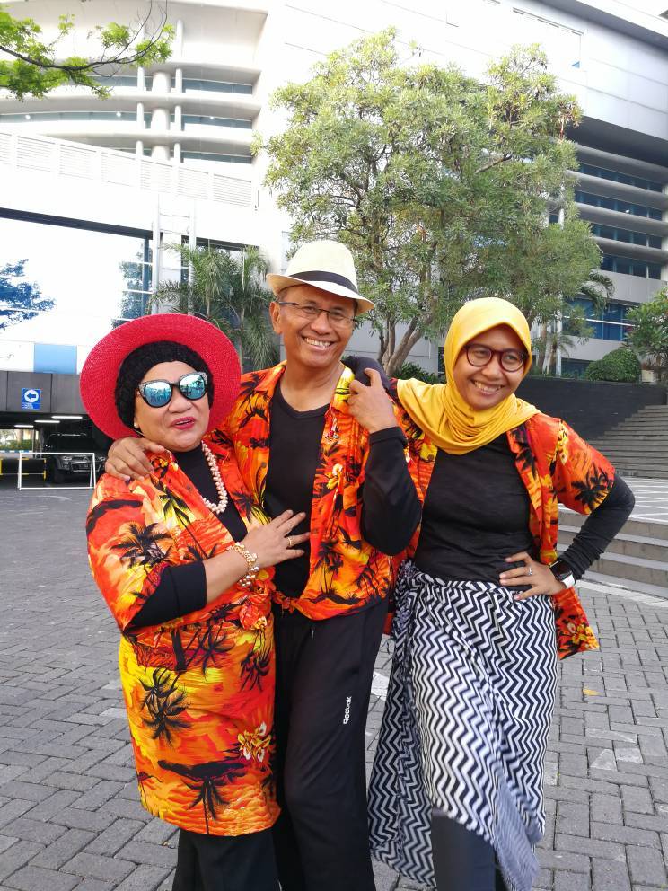 Dahlan bersama istri dan anaknya berolah raga dengan pakaian Hawai sehari menjelang umrah.