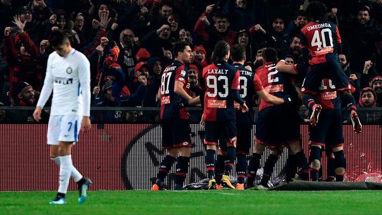 Joao Cancelo punggawa Inter Milan tampak tertunduk lesu setelah kembali merasakan kekalahan dari Genoa 2-0 