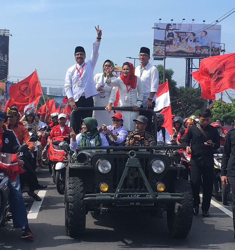 Pasangan Gus Ipul dan Mbak Puti ketika mengikuti pawai kampanye damai. (Foto : istimewa)