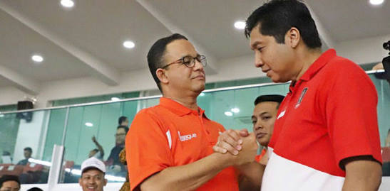 Gubernur Jakarta Anies Baswedan dan Maruar Sirait saat menyaksikan final Piala Presiden 2018 di Stadion Utama Gelora Bung Karno. (foto: istimewa) 