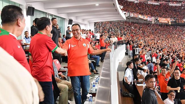 Gubernur Jakarta Anies Baswedan ramai dibicarakan Netizen karena dicegah ke podium kemenangan Persija. (Foto: Biro Setpres)