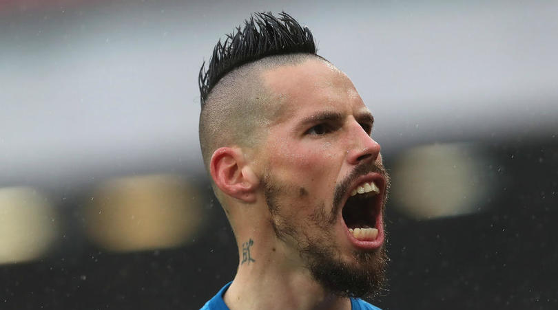 Pemain Napoli, Marek Hamsik usai mencetak gol sebelum akhirnya dianulir oleh teknologi VAR, tadi malam. foto:fourfourtwo