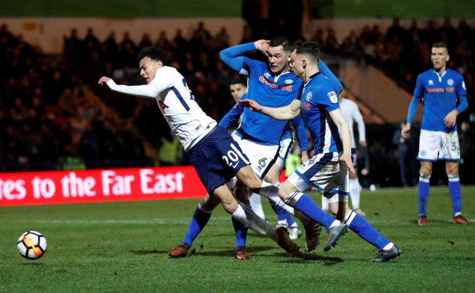 Pemain Tottenham, Dele Alli terjatuh di kotak penalti dalam laga Piala FA, dini hari tadi. foto:gettyimages