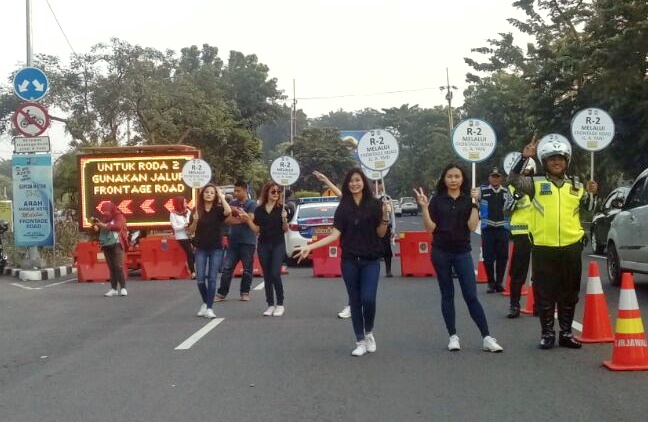 Polrestabes Surabaya saat melakukan sosialisasi kepada pengendara roda 2 untuk melintasi frontage road Jalan A. Yani. (foto: hrs/ngopibareng.id)