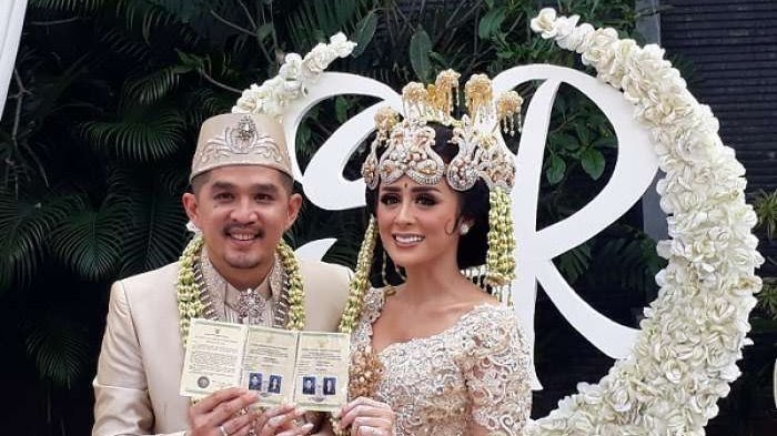 Selvi Kitty dan Rangga Ilham Suseno ketika menunjukkan buka nikah mereka.