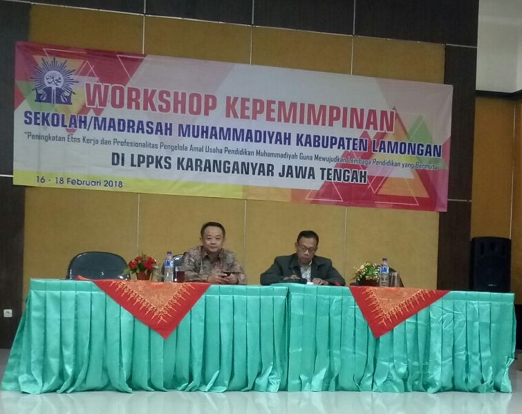 UNTUK GURU: Abdul Mu'ti,  Sekretaris Umum PP Muhammadiyah di depan para guru Muhammadiyah. (foto: ist)