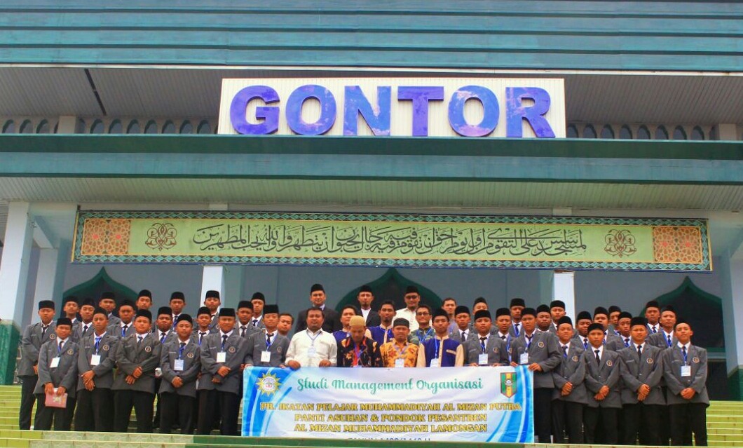 BELAJAR-GONTOR: Kader Muhammadiyah dari Pesantren Al-Mizan Muhammadiyah Lamongan ketika di Pesantren Gontor, Ponorogo. (foto: ist)