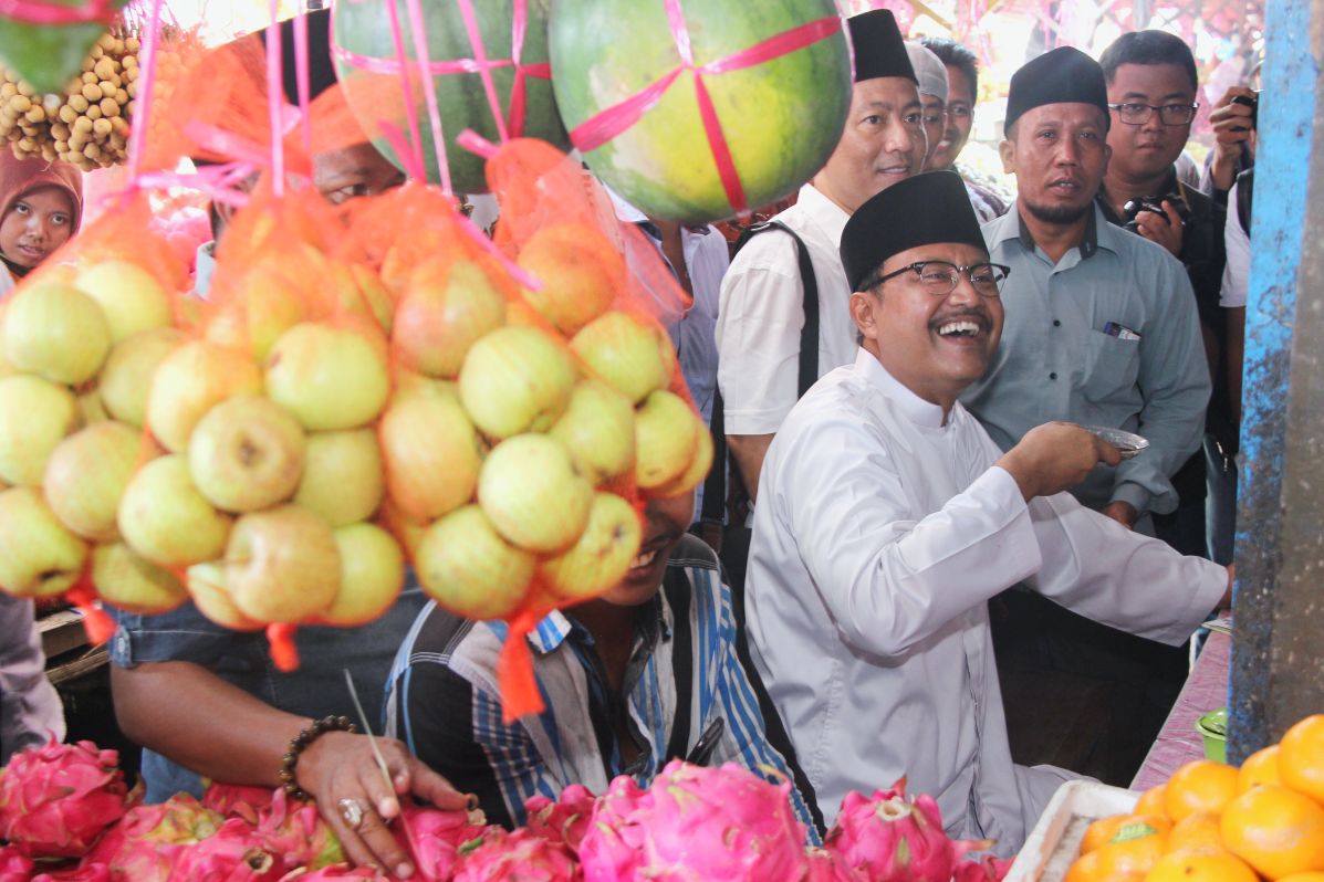 Cagub Jatim Saifullah Yusuf ketika berbincang dengan Pedagang Pasar Blega. (Foto : istimewa)