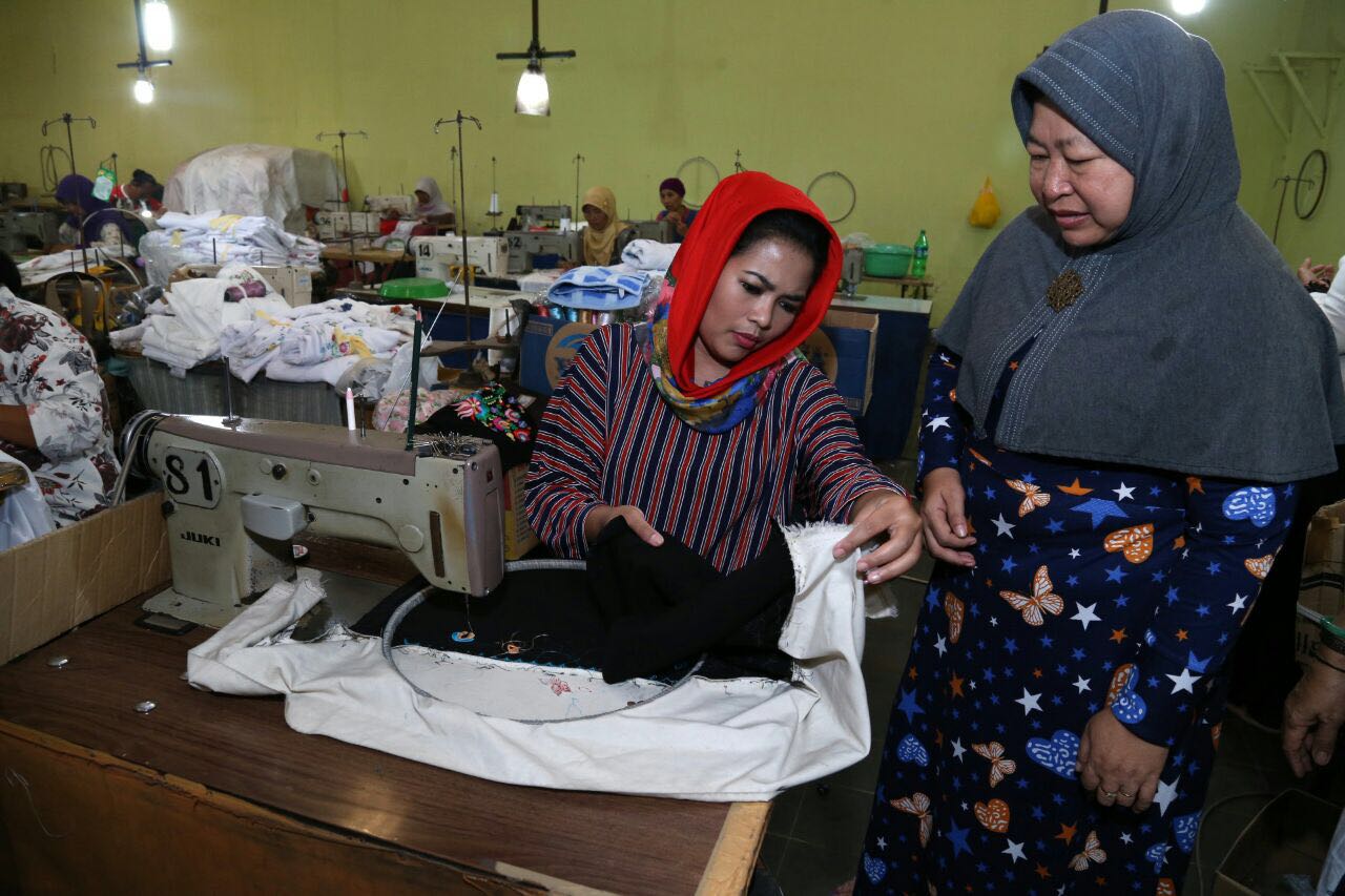 Puti Guntur Soekarno ketika berkunjung di sentra bordir di Malang. (Foto : istimewa)