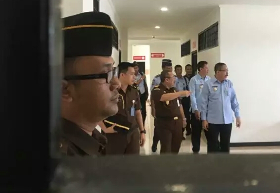 Kejaksaan Tinggi (Kejati) Jawa Timur (Jatim) Maruli Hutagalung melihat kondisi Rutan Khusus Tersangka Korupsi, Senin 19 Februari 2018.