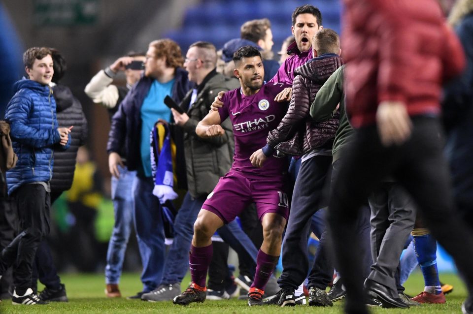 Penyerang Man City,  Sergio Aguero terlibat bentrok dengan suporter tuan rumah Wigan, dini hari tadi. foto; gettyimages 