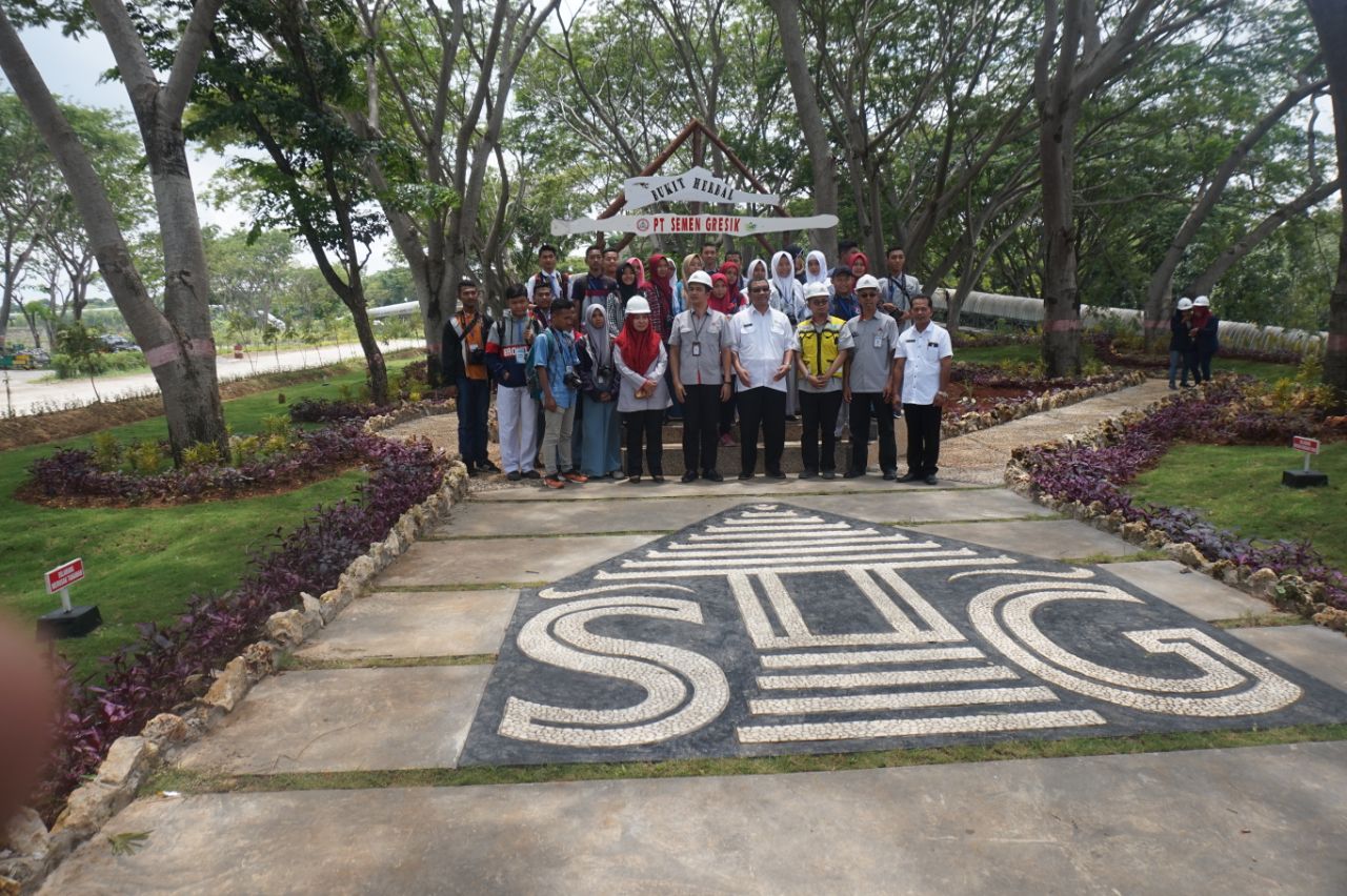 Siswa SMA se-Jatim bersama Staff Semen Tuban, di area bekas tambang batu kapur di Pabrik Semen, Tuban,  Rabu, 14 Februari 2018. (Foto: Rico)