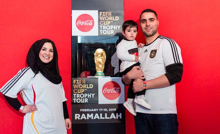 Satu keluarga Palestina foto di depan  trofi Piala Dunia yang selama tiga hari dipamerkan di Ramallah. (foto:issam rImawi/FLASH90)