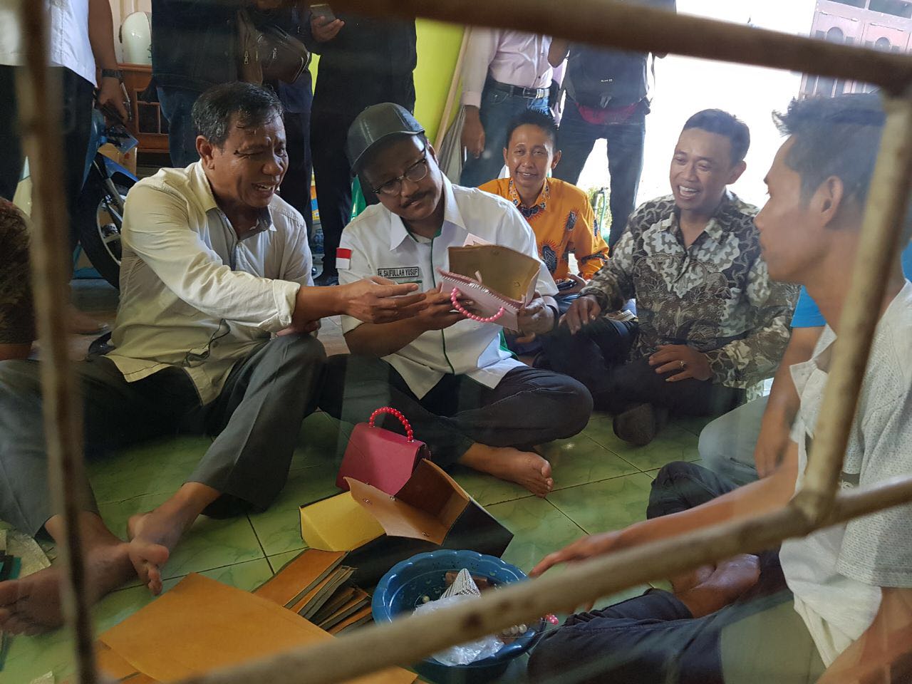 Gus Ipul blusukan di Industri Tas dan Koper (Intako) yang ada di ‎Dusun Kaweden, Desa Kedensari, Kecamatan Tanggulangin, Sidoarjo, Jawa Timur, Selasa 20 Februari 2018 siang. (Foto: Istimewa)