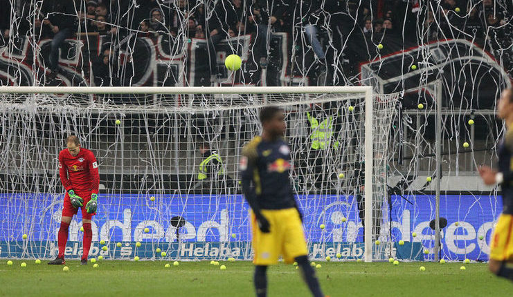 Bola tenis bertebaran di lapangan yang membuat pertandingan antara Eintracht Frankfurt melawan  RB Leipzig tertunda. 