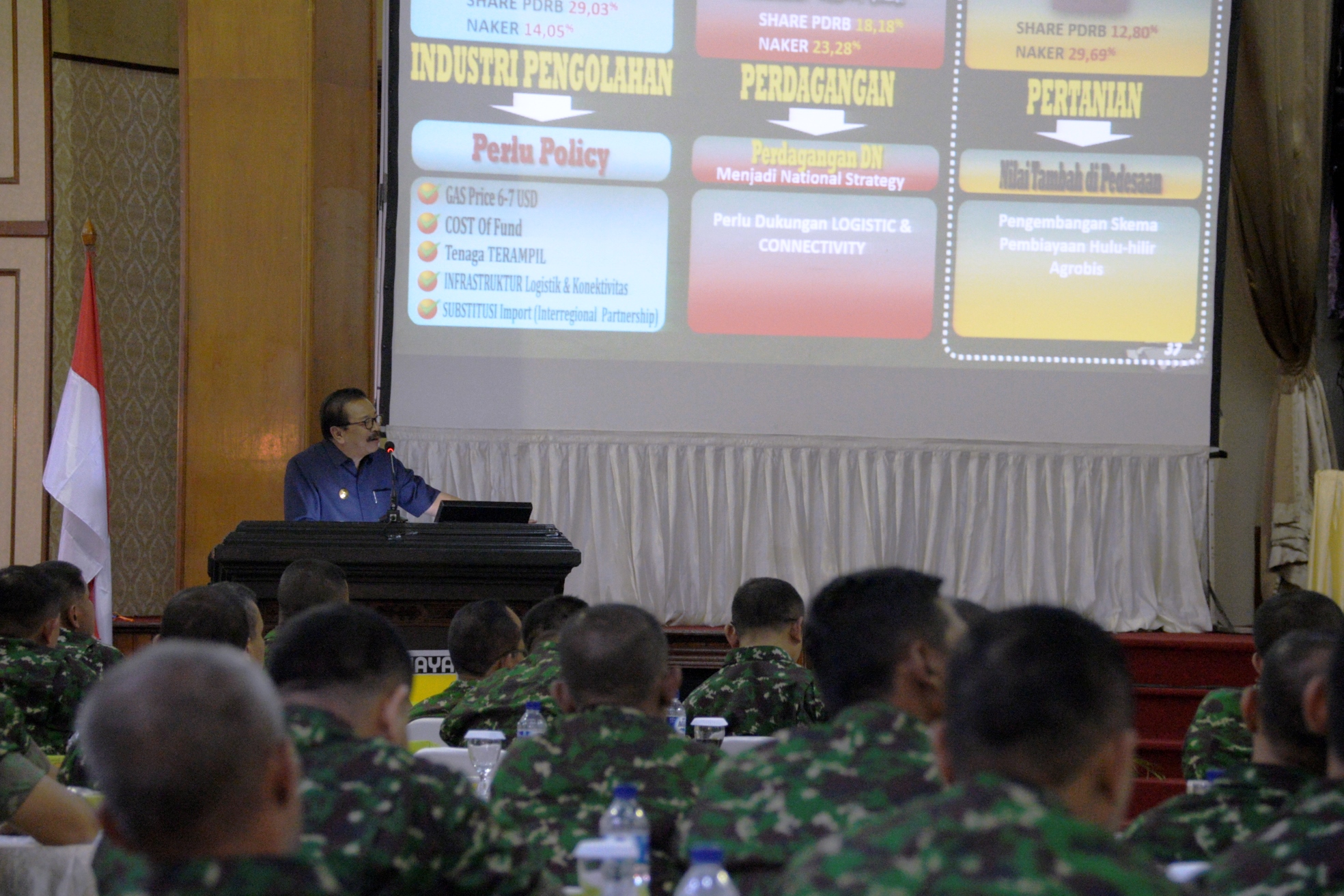 Gubernur Jatim Soekarwo saat menghadiri Rapim Kodam V/Brawijaya TA 2018 di Balai Prajurit Kodam V/Brawijaya Surabaya, Selasa, 20 Februari 2018.