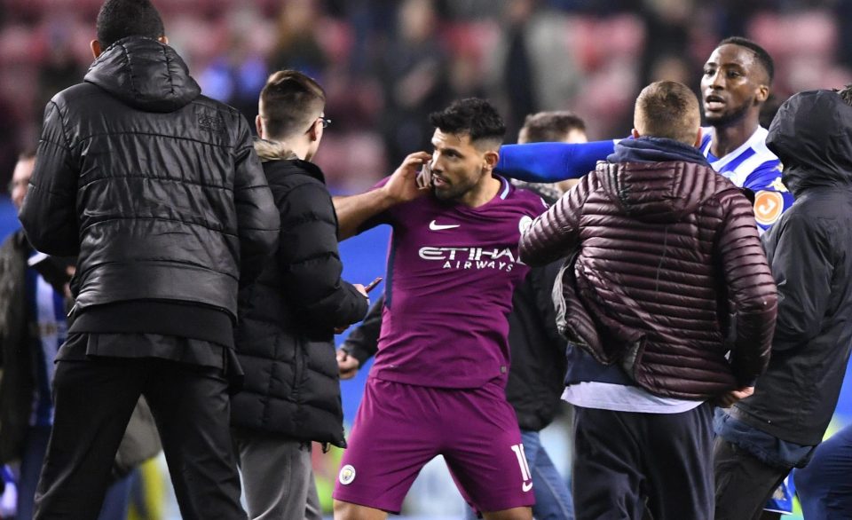 Aguero terlibat keributan dengan suporter Wigan di ajang Piala FA. foto;reutres