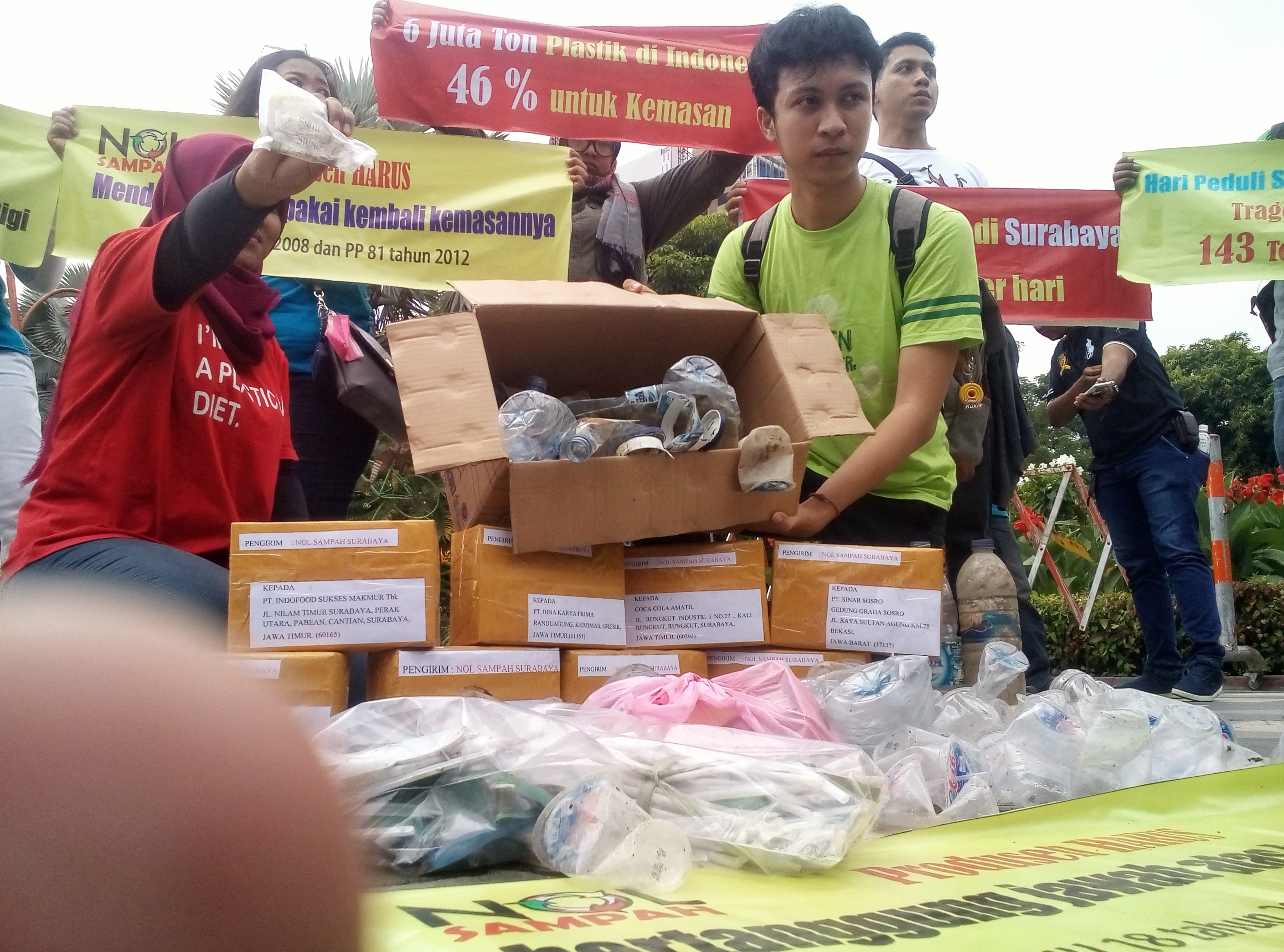 Komunitas Nol Sampah Surabaya, menggelar aksi di Taman Apsari Surabaya, pada Rabu 21 Februari 2018. (foto: hrs/ngopibareng)