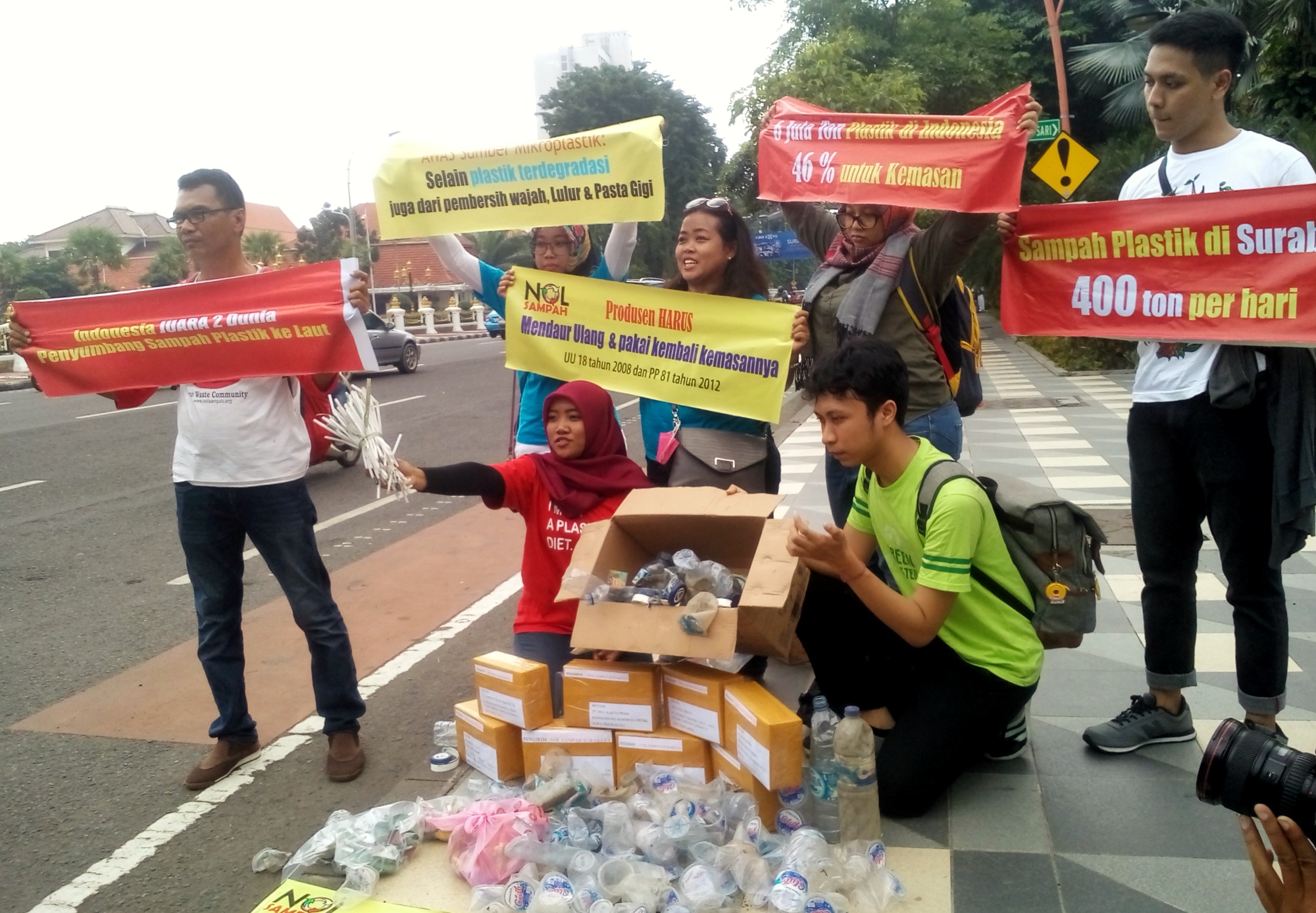 Komunitas Nol Sampah Surabaya, menggelar aksi di Taman Apsari Surabaya, pada Rabu 21 Februari 2018. (foto: hrs/ngopibareng)